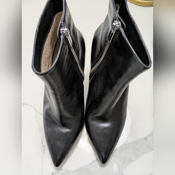 Michael Kors Elegant Black Leather Ankle Boots Size 7 - Picture 2 of 9